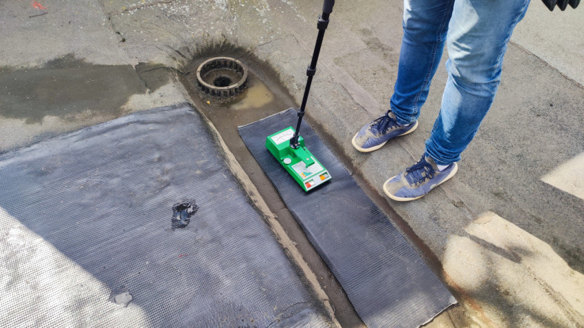 Измерение сканером влажности гидроизоляции на крыше здания