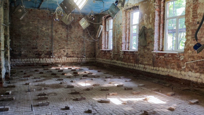 Подготовка основания пола с арматурной сеткой внутри здания