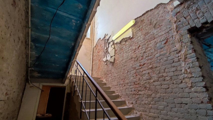 Лестничный пролет со стенами без отделки в здании