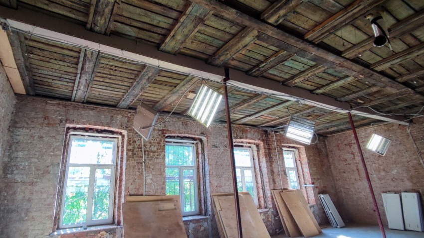 Потолок с деревянными балками и подвесным освещением