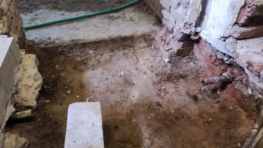 Разрушенный участок стены и пола в старом здании