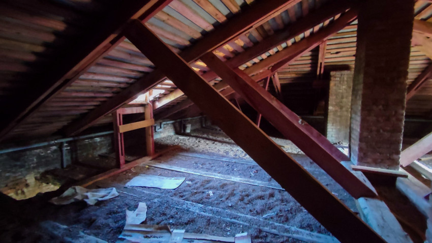 Чердачное помещение с деревянными стропилами