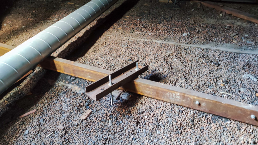 Металлическая конструкция на чердаке здания