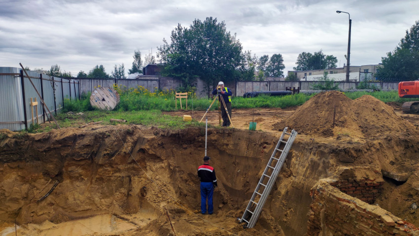 Измерения глубины котлована с помощью геодезического оборудования