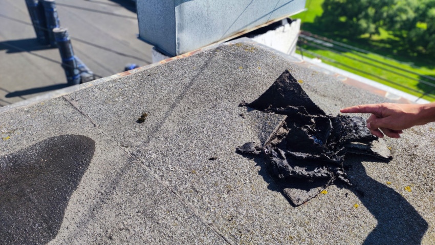 Повреждение кровельного покрытия на крыше дома