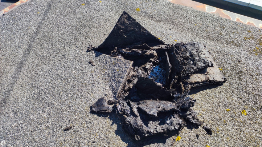 Крупный план разрушенной кровли на плоской крыше