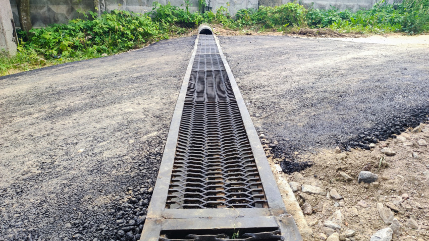 Дренажная решетка на асфальтовом покрытии