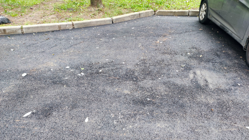 Асфальтированная парковка во дворе жилого дома