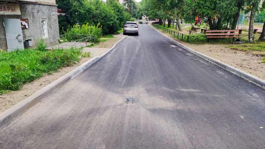 Новое асфальтовое покрытие на дворовой дороге с местом отбора проб