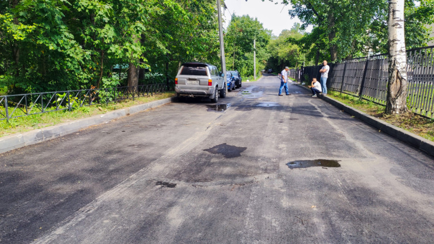 Дворовая дорога после ремонта асфальтового покрытия