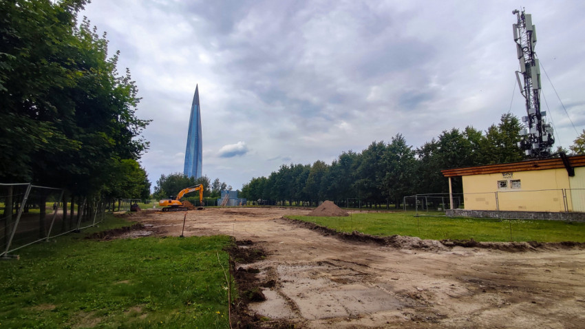 Экскаватор на стройке в парке 300-летия Санкт-Петербурга и Лахта-центр