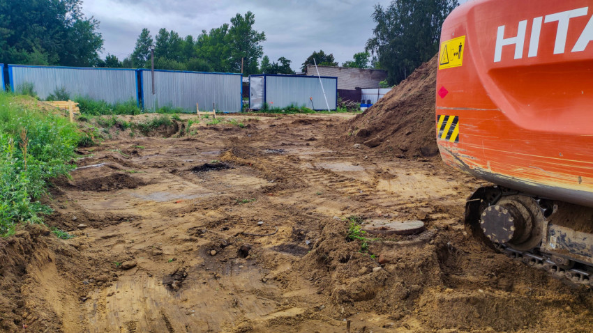 Экскаватор и подготовка грунта на строительной площадке