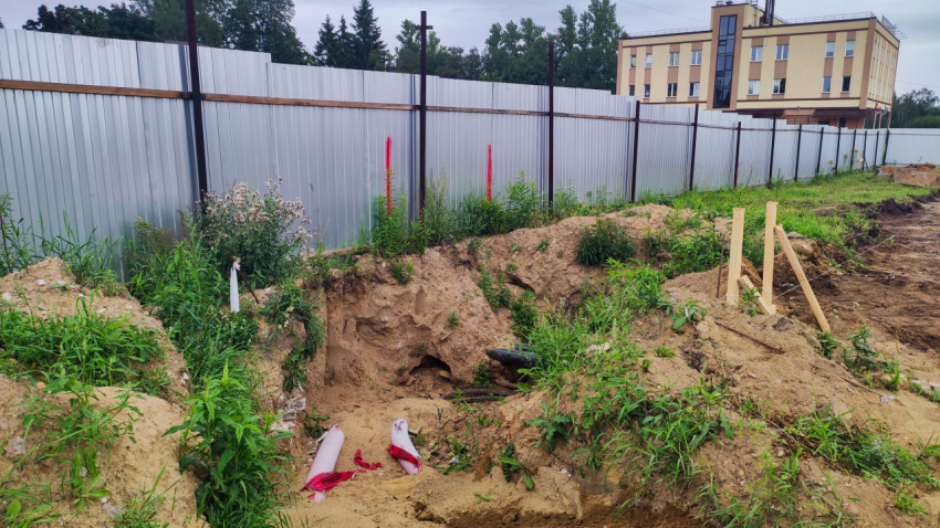 Траншея с кабелями на строительной площадке