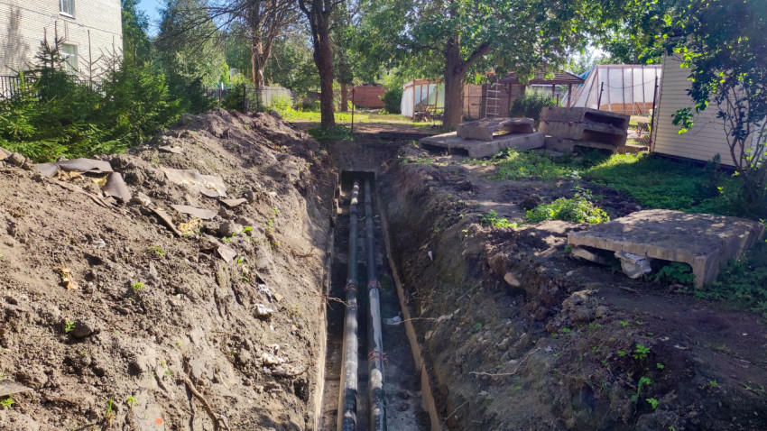 Траншея с трубами теплотрассы во дворе