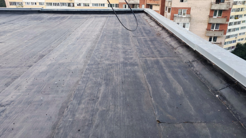 Крыша жилого дома после ремонта рулонным материалом