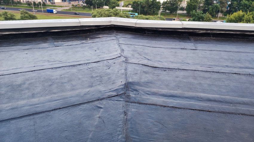 Узел стыка рулонного покрытия на крыше