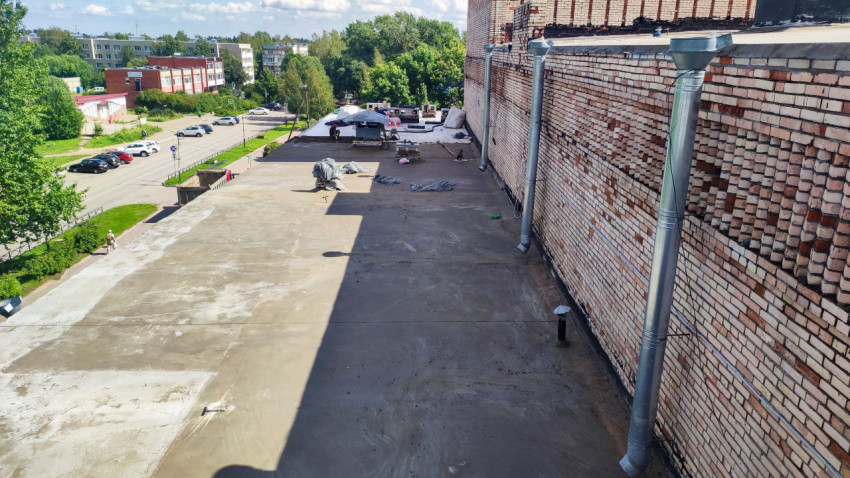 Кровля здания во время ремонтных работ