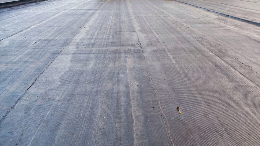 Уложенные полотна рулонного материала на крыше