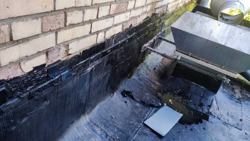 Примыкание кровли к стене с обработкой битумной мастикой