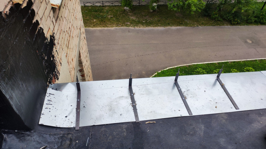 Металлический карниз и гидроизоляция на крыше дома