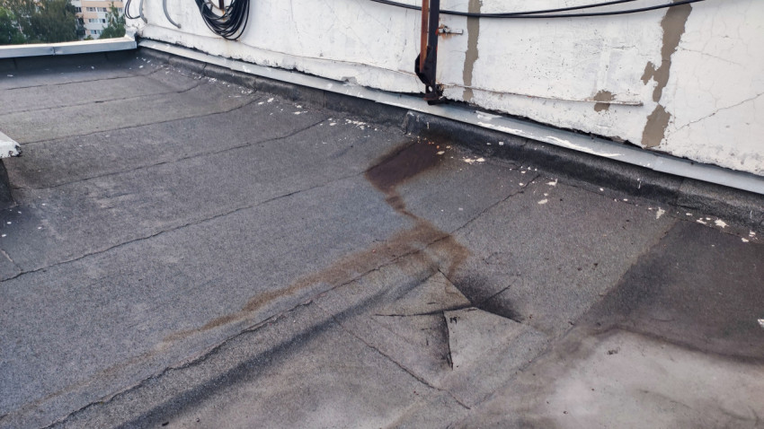 Следы протечек на старом кровельном покрытии