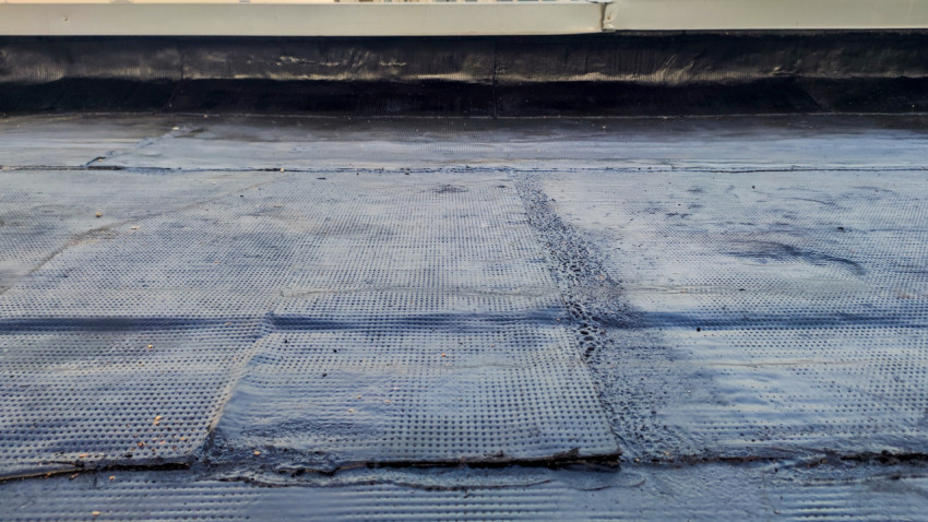 Стыки рулонного материала на поверхности крыши