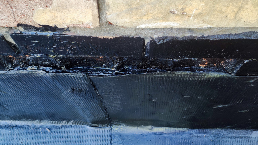 Фрагмент герметизации примыкания кровли к кирпичной стене