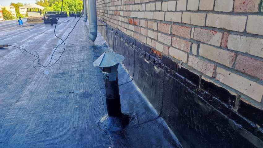 Вентиляционный выход на крыше у кирпичной стены