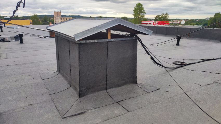 Вентиляционный короб на крыше здания
