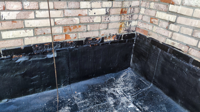 Участок герметизации примыкания кровли к кирпичной кладке