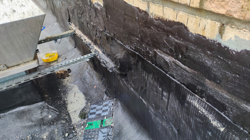 Гидроизоляция основания кирпичной стены на крыше