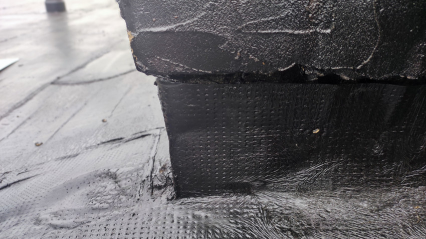 Гидроизоляция основания на крыше многоквартирного дома