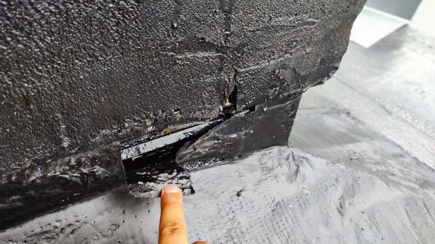 Дефект гидроизоляции на крыше здания