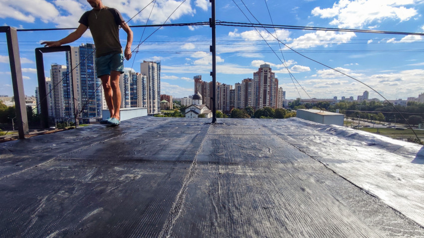 Человек на крыше жилого дома с городским видом