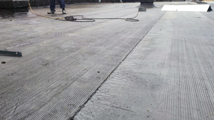 Новое гидроизоляционное покрытие на крыше дома