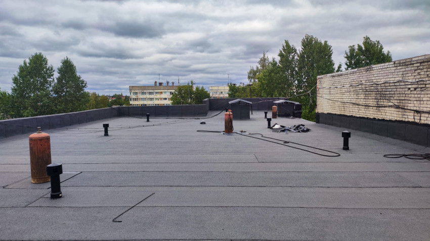 Плоская кровля здания после ремонта