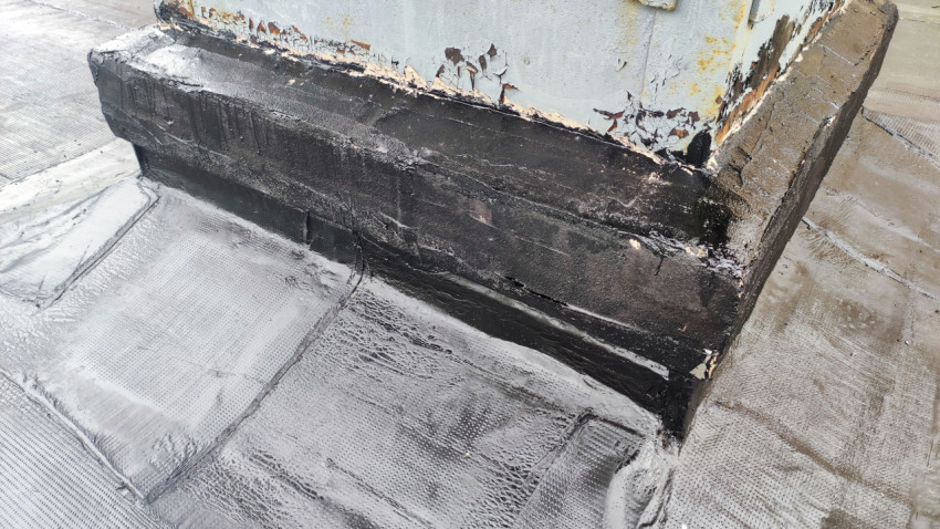 Узел примыкания кровли к стене после ремонта