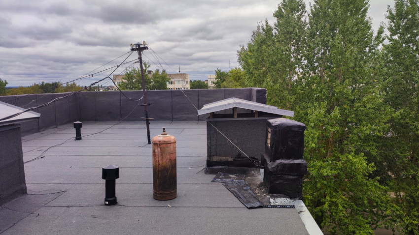 Кровля здания с коммуникациями и вентиляционными выходами