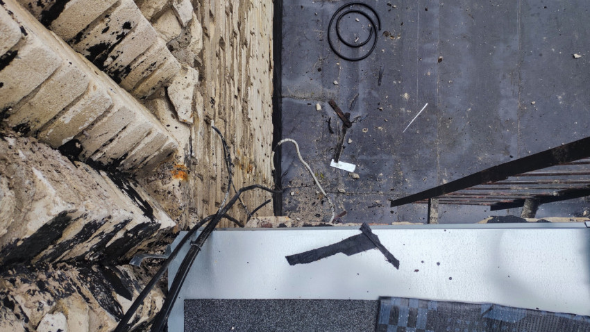 Вид вниз с крыши на стену и площадку здания