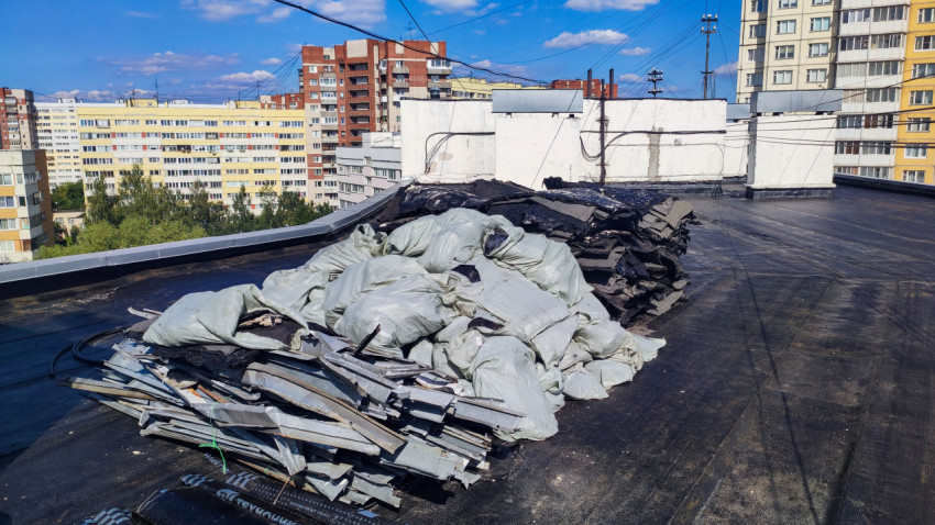 Строительные отходы на крыше многоквартирного дома