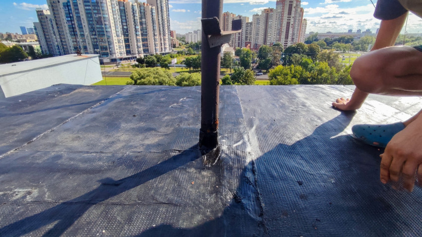 Опора с антенной на крыше жилого дома