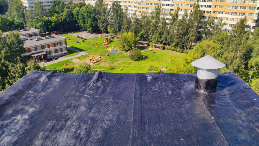 Плоская крыша с видом на двор и детскую площадку