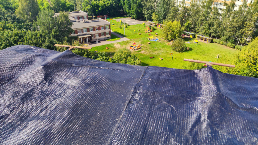 Рулонное покрытие на крыше дома с видом на двор