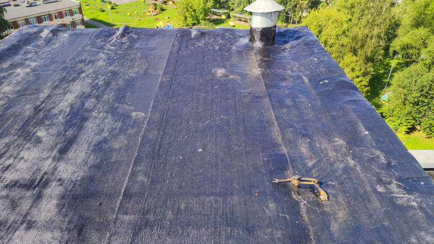 Вентиляционный выход на плоской крыше здания