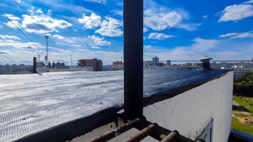 Плоская крыша с инженерными системами и видом на город
