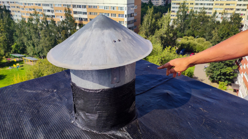 Вентиляционный выход на крыше жилого дома