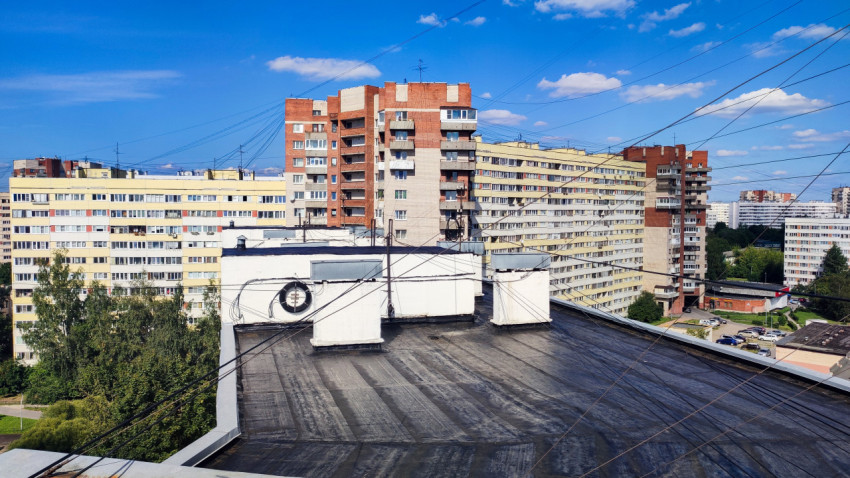 Вид на жилые дома и крышу с рулонным покрытием