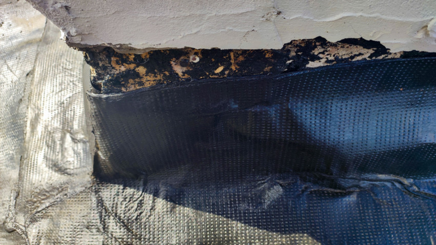 Повреждения стены и герметизация рулонным материалом