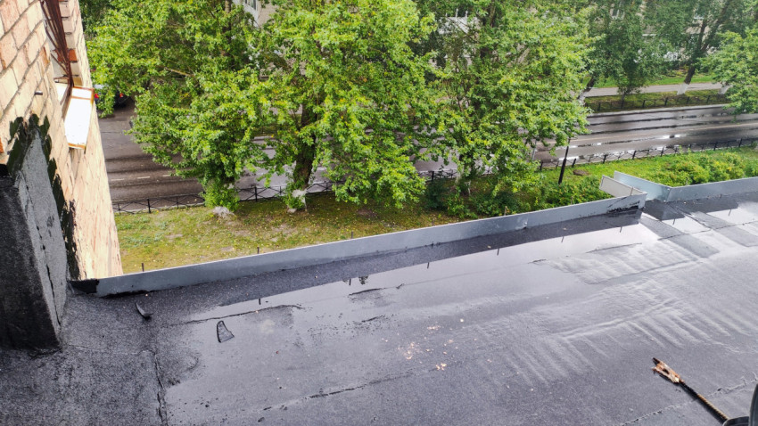 Край плоской крыши здания с рулонным покрытием