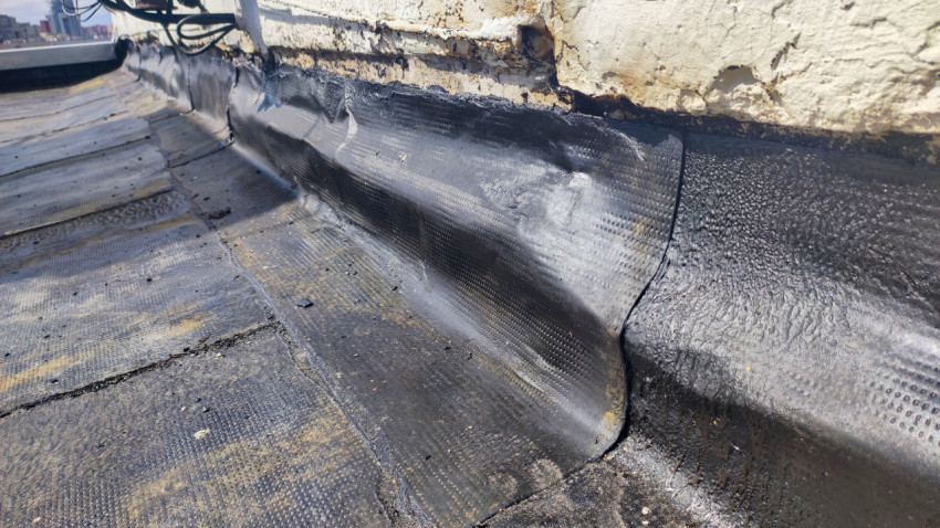 Стык рулонного покрытия и стены на крыше